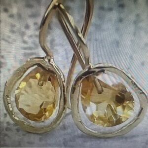 Elegant Gold Earrings with Yellow Gemstones